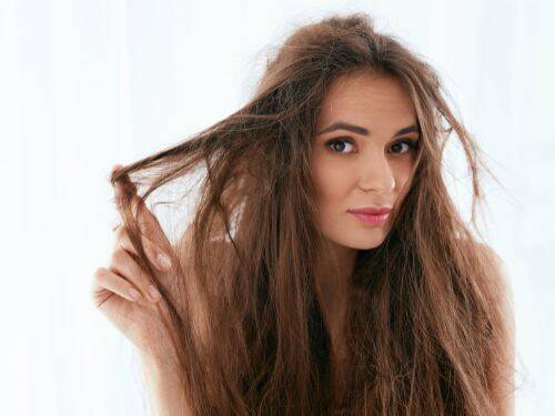 Jak dbać o suche włosy: najlepsze rozwiązania, które sprawią, że znów będą nawilżone i szczęśliwe
